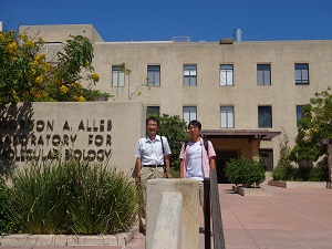 今も昔も生物学研究の聖地・カリフォルニア工科大学生物学部前で記念撮影。
