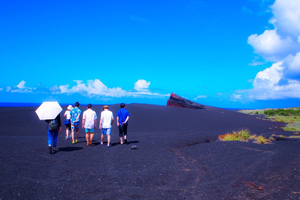 7/31 1983年の噴火でできた新鼻新山に近づくメンバー達