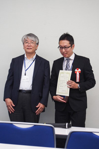 9/13 坂本助教が日本植物形態学会奨励賞を授賞しました。峰雪会長から表彰されました。