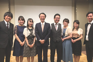[卒業祝賀会] 3/19 卒業生に囲まれてご機嫌の松永PI、坂本助教。