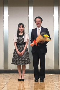 [卒業祝賀会] 3/19 卒業生を代表して中山さんから松永PIに花束が贈呈されました。