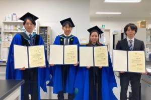 修士号を取得した4人